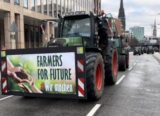 Bauern geben Blockade im Hamburger Hafengebiet auf Trecker rollen bei den Bauernprotesten über Hamburgs Straßen.