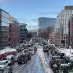 Bauernproteste in Hamburg: Großes Verkehrschaos bleibt aus Traktoren stehen auf der Straße in Hamburg