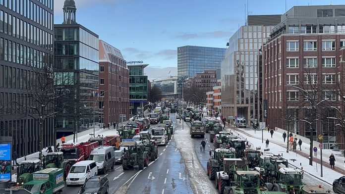 Traktoren stehen auf der Straße in Hamburg