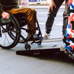 Verfahrenslotsen sollen Menschen mit Behinderung unterstützen Eine Person im Rollstuhl fährt über eine Rampe in ein Fahrzeug.