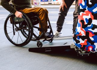 Verfahrenslotsen sollen Menschen mit Behinderung unterstützen Eine Person im Rollstuhl fährt über eine Rampe in ein Fahrzeug.