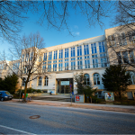 So marode sind Hamburgs Hochschulgebäude Beispielbild Hochschulbau: Der Campus Armgartstraße der HAW Hamburg, ein weißes dreistöckiges Gebäude mit hohen Fenstern.