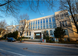 So marode sind Hamburgs Hochschulgebäude Beispielbild Hochschulbau: Der Campus Armgartstraße der HAW Hamburg, ein weißes dreistöckiges Gebäude mit hohen Fenstern.