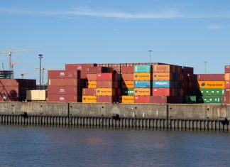 Neue Allianz mit Folgen für den Hamburger Hafen Containerterminals in Wilhelmsburg in orange, grün und rot. Auf einigen steht der ame Hapag-Lloyd