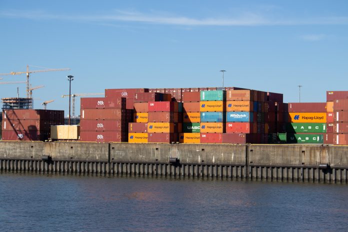Containerterminals in Wilhelmsburg in orange, grün und rot. Auf einigen steht der ame Hapag-Lloyd