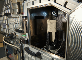 Röntgengerät entziffert 4.000 Jahre alte Schriften Eine Tontafel steht im Innenraum des Computertomografen.