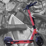 Stehen statt treten: E-Scooter sind beliebter als Stadträder Fotocollage: Im Hintergrund Leihfahrräder, die auf einem Haufen auf einer Straße in Hamburg stehen in schwarz weiß. Im Vordergrund und in Farbe ein E-Scooter, der die Räder überstrahlt.