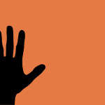 Mehr Hasskriminalität – vor allem aus der rechten Ecke Symbolbild: Hasskriminalität Hamburg. Eine ausgestreckte Hand vor orangenem Hintergrund