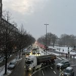 Glatte Straßen und Minusgrade in der Nacht zum Donnerstag Das Bild zeigt eine Kreuzung mit vielen Autos und einem LKW. Die Bürgersteige und Grünflächen sind voller Schnee.