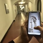 Neue Museums-App: Historische Spurensuche in Hamburg Auf einem Smartphone wird eine neue App getestet. Ein hstorisches Bauobjekt in 3D wird auf dem Bildschirm gezeigt.