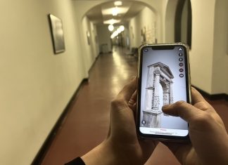 Neue Museums-App: Historische Spurensuche in Hamburg Auf einem Smartphone wird eine neue App getestet. Ein hstorisches Bauobjekt in 3D wird auf dem Bildschirm gezeigt.