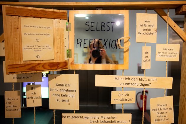 EIn Modul der Ausstellung zelt17, mit dem "Seblstreflexion"-Spiegel.