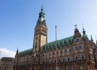 Was passiert mit der AfD in Hamburg? Das Hamburger Rathaus bei Sonnenschein