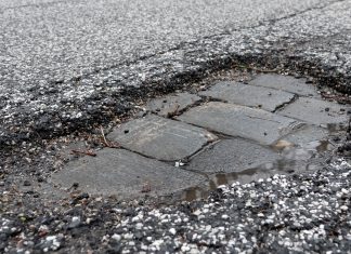 Vermehrt Schlagloch-Unfälle in Hamburg Schlaglöcher auf Hamburgs Straßen gefährden die Verkehrssicherheit. Foto: dpa
