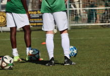 „Ob man etwas bewegt hat, sieht man erst Jahre später” Die Beine von Jugendlichen beim Fußballtraining.