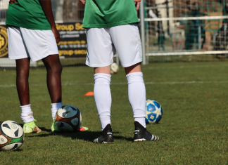 Die Beine von Jugendlichen beim Fußballtraining.