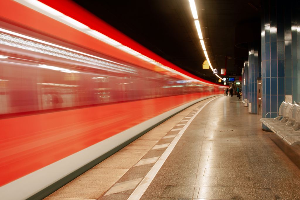 Aufgrund des GDL-Streiks ein seltenes Bild in den nächsten Tagen. Ein roter S-Bahn-Zug fährt durch einen Bahnhof.