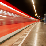 GDL-Streik: Maßlos übertrieben und nicht zielführend Aufgrund des GDL-Streiks ein seltenes Bild in den nächsten Tagen. Ein roter S-Bahn-Zug fährt durch einen Bahnhof.
