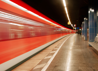 GDL-Streik: Maßlos übertrieben und nicht zielführend Aufgrund des GDL-Streiks ein seltenes Bild in den nächsten Tagen. Ein roter S-Bahn-Zug fährt durch einen Bahnhof.