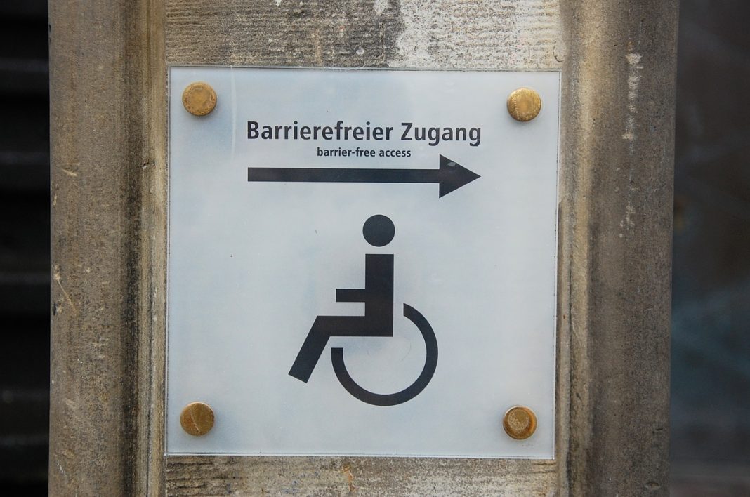 Schild mit Rollstuhl, Aufschrift barrierefreier Zugang