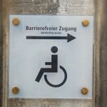 Hamburgs Plan für mehr Barrierefreiheit Schild mit Rollstuhl, Aufschrift barrierefreier Zugang