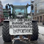 Traktor mit Demonstrationsbanner in Hamburg.