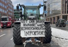 Weg mit dem braunen Mist! Traktor mit Demonstrationsbanner in Hamburg.