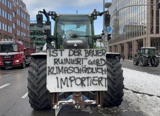 Weg mit dem braunen Mist! Traktor mit Demonstrationsbanner in Hamburg.