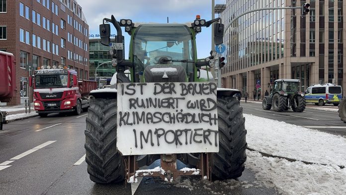 Traktor mit Demonstrationsbanner in Hamburg.