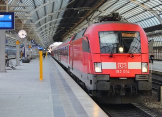 Streik frühzeitig beendet: Bahn auch im Norden wieder unterwegs Regionalzug der Deutschen Bahn an einem Bahnsteig. Hamburg und Hannover.