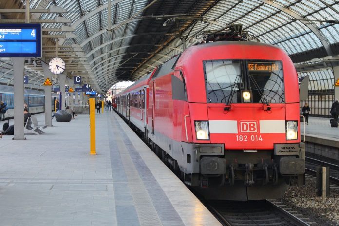 Regionalzug der Deutschen Bahn an einem Bahnsteig.