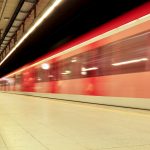 Wichtig, weil’s weh tut: Die GDL braucht unsere Solidarität Eine Bahn verlässt den Bahnhof, Ab Mittwoch streikt wieder die Gewerkschaft deutscher Lokführer (GDL). Foto: Unsplash/ Finn Mund.