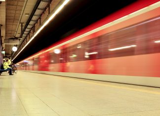 Wichtig, weil’s weh tut: Die GDL braucht unsere Solidarität Eine Bahn verlässt den Bahnhof, Ab Mittwoch streikt wieder die Gewerkschaft deutscher Lokführer (GDL). Foto: Unsplash/ Finn Mund.