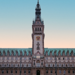 Hamburger Bürgerschaft diskutiert über AfD-Verbot Bild des Rathaus in Hamburg, wo das Teilzeitparlament tagt.