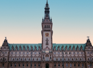 Hamburger Bürgerschaft diskutiert über AfD-Verbot Bild des Rathaus in Hamburg, wo das Teilzeitparlament tagt.
