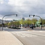 Demo gegen Rechts auf Jungfernstieg verlegt Die Straßen des Jungfernstiegs in Hamburg im Sommer. Auf der Straße steht Bus und ein Taxi fährt auf der Straße auf eine Ampel zu.