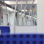 S1: Strecke zwischen Berliner Tor und Ohlsdorf gesperrt Die Innensicht der Hamburger S-Bahn, wie die S1, mit blauen Sitzen und Stangen zum Festhalten.