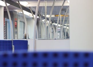 S1: Strecke zwischen Berliner Tor und Ohlsdorf gesperrt Die Innensicht der Hamburger S-Bahn, wie die S1, mit blauen Sitzen und Stangen zum Festhalten.