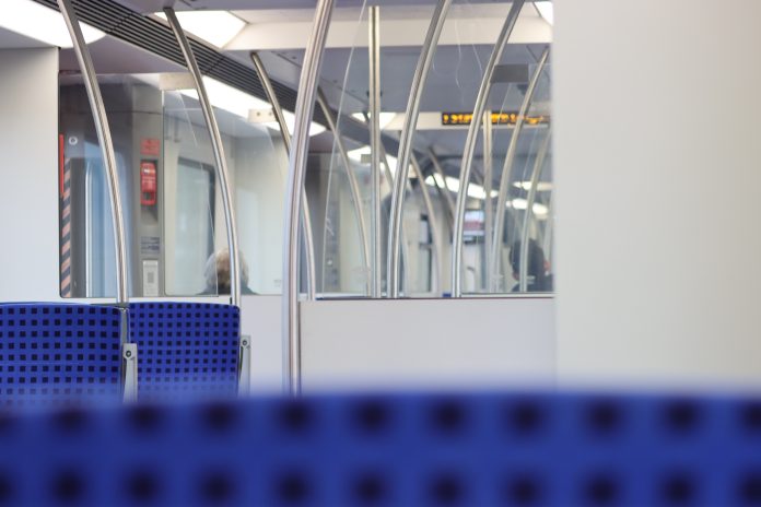 Die Innensicht der Hamburger S-Bahn, wie die S1, mit blauen Sitzen und Stangen zum Festhalten.