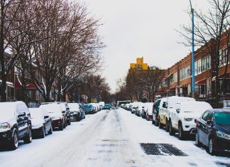 Glatteis: Über 100 Personen in zwei Tagen verunglückt Glatteis auf Straße Hamburg, Autos mit schnee bedeckt
