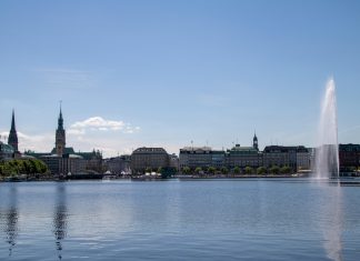 Warum bald Bohrtürme auf der Binnenalster schwimmen Ein kleines Gewässer in der Hamburger Innenstadt. Die Sonne scheint, der Himmel ist blau.