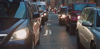 Autos im Stau bei Nacht