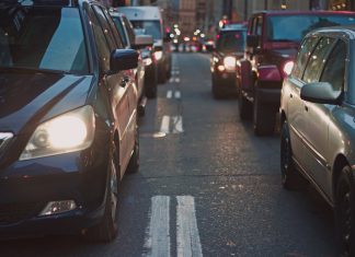 Hamburg, die Schildkröte unter den deutschen Städten Autos im Stau bei Nacht
