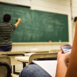 Unterschriften für G9 an Hamburger Schulen gültig Ein Mann schreibt an Tafel einer Schule. In Hamburg fordert eine Initiative G9 an Gymnasien.