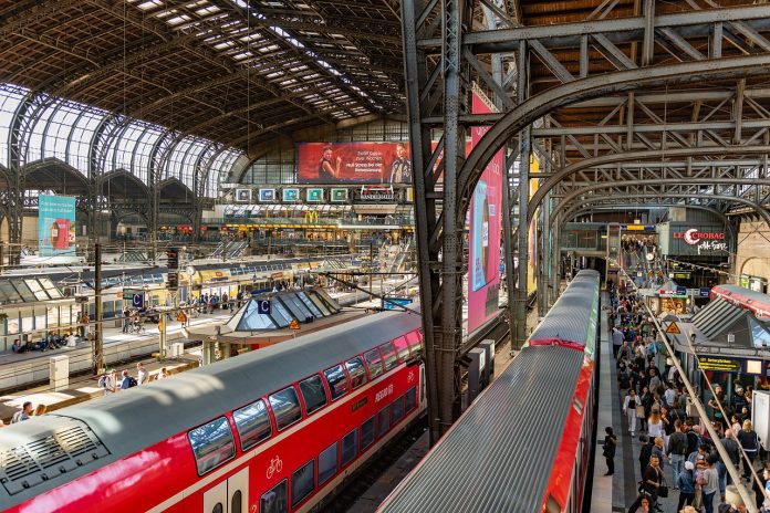 Blick in die Bahnhofshalle vom Hamburger Hauptbahnhof. Durch den angekündigten Bahnstreik werden Züge ausfallen. Foto: Kookay /pixabay