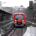 Bahnstreik und Bauerndemos sorgen für volle Züge und Straßen Hamburg: Eine S-Bahn fährt in den Bahnhof Dammtor ein. Die Lokführergewerkschaft GDL hat zu einem sechstägigen Ausstand aufgerufen.