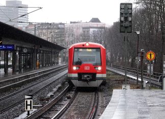 Bahnstreik und Bauerndemos sorgen für volle Züge und Straßen Hamburg: Eine S-Bahn fährt in den Bahnhof Dammtor ein. Die Lokführergewerkschaft GDL hat zu einem sechstägigen Ausstand aufgerufen.