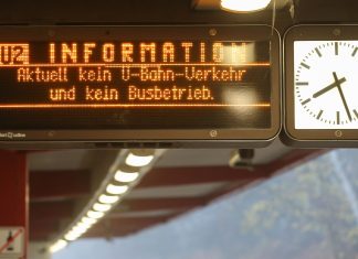Verdi ruft für Freitag zum Warnstreik bei VHH auf Eine Anzeigentafel weist am U-Bahnhof Hagenbecks Tierpark auf den Warnstreik im öffentlichen Dienst hin.