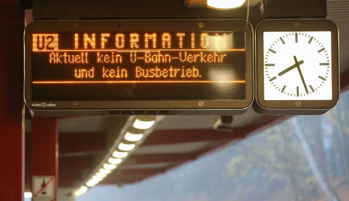 Eine Anzeigentafel weist am U-Bahnhof Hagenbecks Tierpark auf den Warnstreik im öffentlichen Dienst hin.