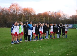 Vom Rasen an den Schreibtisch: Doppelkarrieren im Frauenfußball Die Mannschaft der HSV-Frauen bedankt sich nach dem Spiel bei ihren Fans